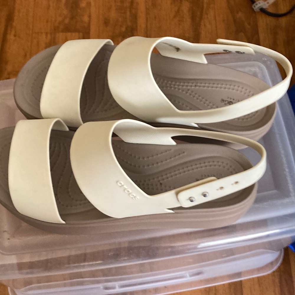 Crocs Brooklyn’s Low Wedge Women’s Cream sandals Size 8